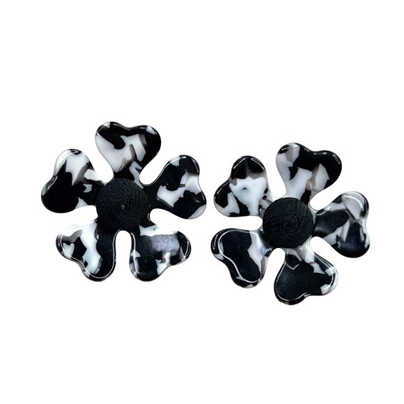 Floral Earrings Black White Marbled Braided Center Large Daisy Heart Shape Petal - Picture 1 of 5